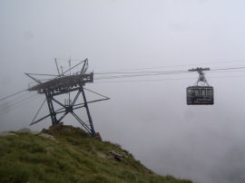 Arrivo cabine funivia sul traliccio (30943 bytes)